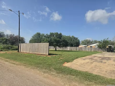 1438 N Huajillo St, Pearsall, TX 78061