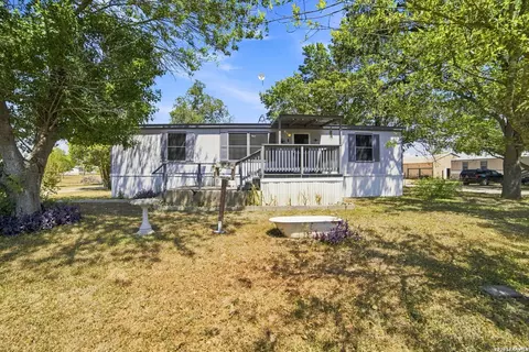 207 River Ln, La Vernia, TX 78121