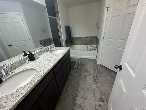Bath - 2171 2155 County Road 5710, Devine, TX 78016 photo 3 of 6
