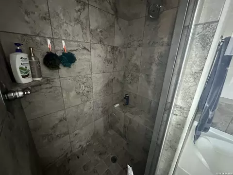 Bath - 2171 2155 County Road 5710, Devine, TX 78016 photo 5 of 6