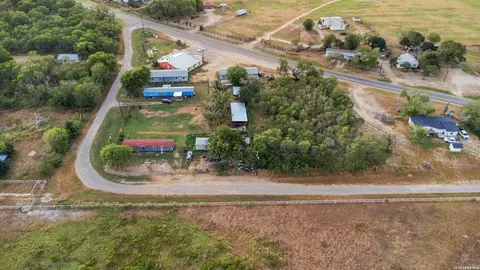 80 County Road 100, Floresville, TX 78114