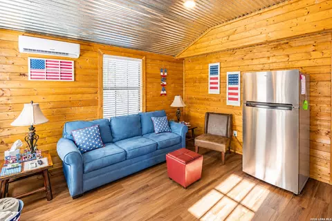 Living - 28 Private Road 3855, Utopia, TX 78884 photo 2 of 5
