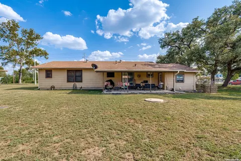 614 E Martindale St, Seguin, TX 78155