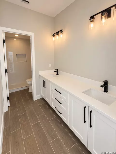 Bath - 816 Ceniza, Eagle Pass, TX 78852 photo 1 of 9