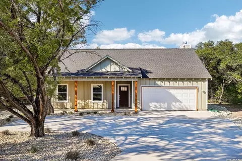 287 Deer Oaks Dr, Lakehills, TX 78063