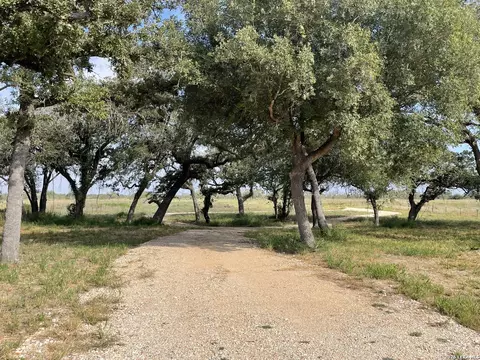 369 County Road 331, Floresville, TX 78114