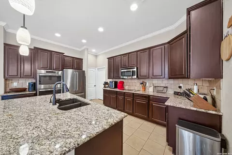 Kitchen - 4624 Split Oak Rd, Cibolo, TX 78108 photo 4 of 4