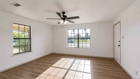 Living - 607 S Brazos St, Eagle Pass, TX 78852 photo 4 of 7