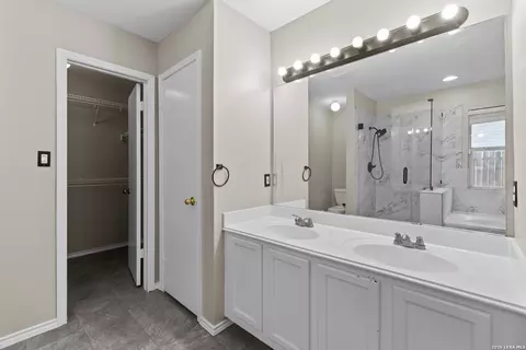 Bath - 9703 Copper Oak, Converse, TX 78109 photo 2 of 4