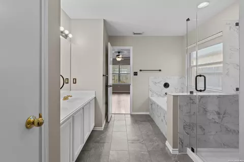 Bath - 9703 Copper Oak, Converse, TX 78109 photo 3 of 4