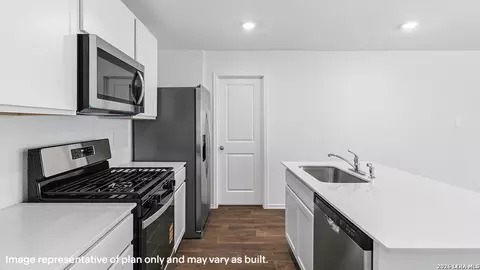 Kitchen - 15414 Lemon Pepper Crk, Von Ormy, TX 78073 photo 2 of 5