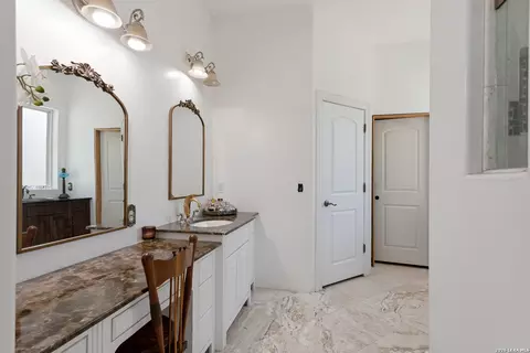Bath - 497 N Thunder Creek Rd, Utopia, TX 78884 photo 4 of 5