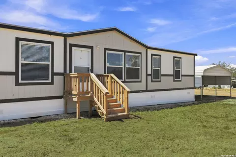 872 Main Loop Rd, Waelder, TX 78959