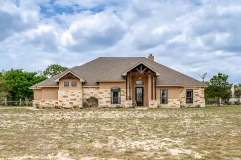 112 S Abrego Xing, Floresville, TX 78114