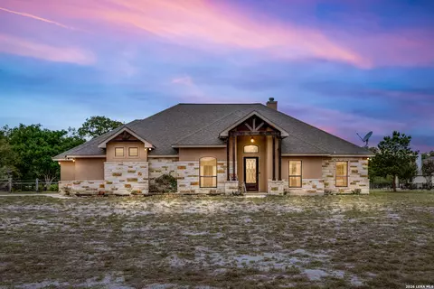 112 S Abrego Xing, Floresville, TX 78114