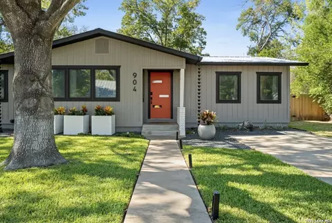 904 N Orange St, Fredericksburg, TX 78624