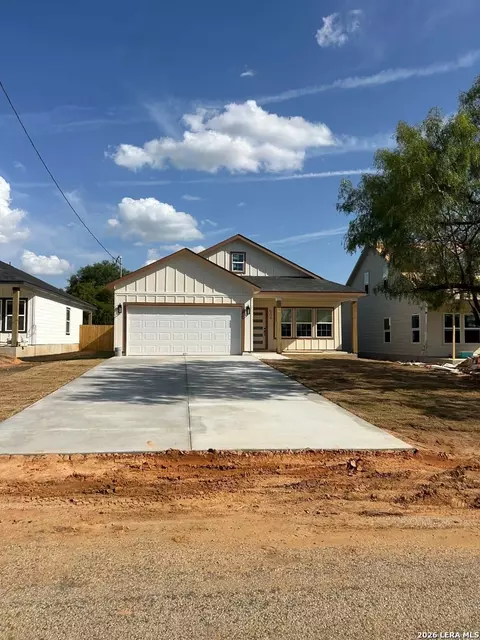 504 Hickory St, Jourdanton, TX 78026