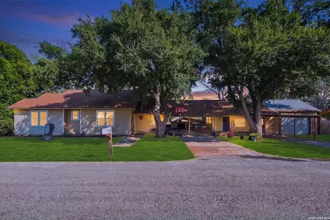 1604 J St, Floresville, TX 78114