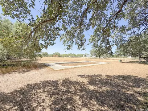 Exterior - 901 Zig Zag Ave, Devine, TX 78016 photo 18 of 21