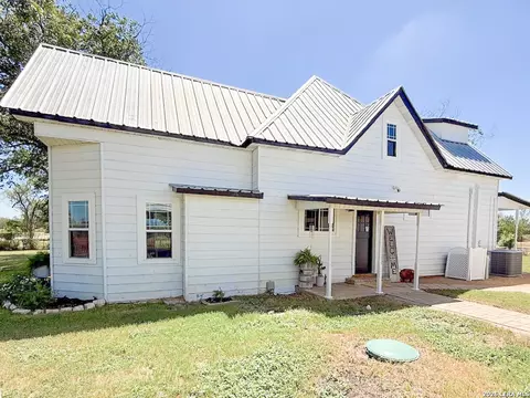 Exterior - 901 Zig Zag Ave, Devine, TX 78016 photo 10 of 21
