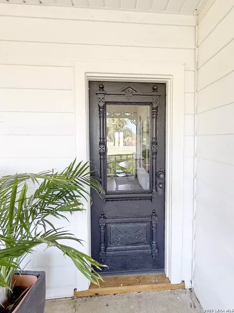 Exterior - 901 Zig Zag Ave, Devine, TX 78016 photo 4 of 21