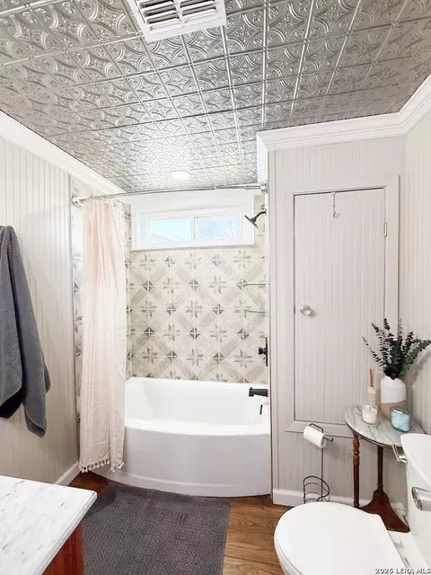 Bath - 901 Zig Zag Ave, Devine, TX 78016 photo 3 of 8