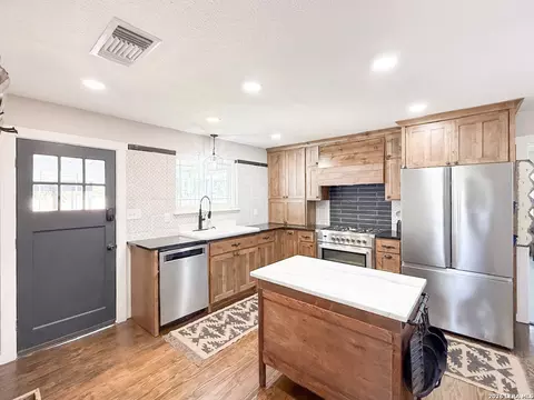 Kitchen - 901 Zig Zag Ave, Devine, TX 78016 photo 3 of 5