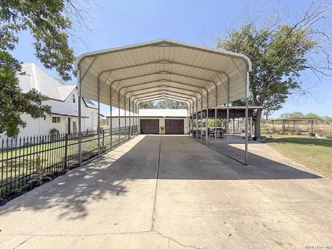 Exterior - 901 Zig Zag Ave, Devine, TX 78016 photo 15 of 21