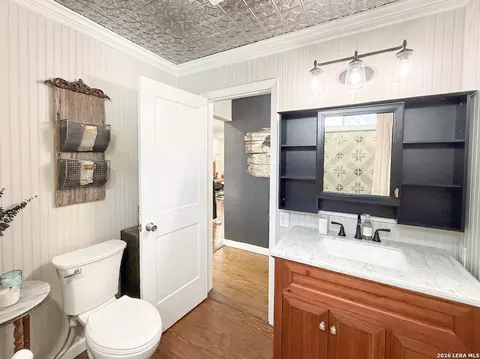 Bath - 901 Zig Zag Ave, Devine, TX 78016 photo 1 of 8