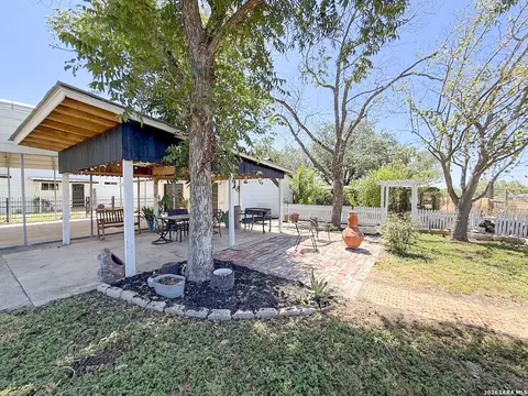 Exterior - 901 Zig Zag Ave, Devine, TX 78016 photo 19 of 21