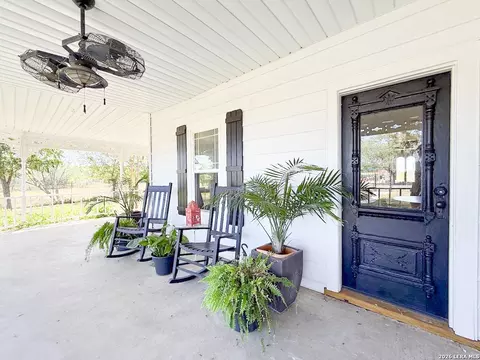Exterior - 901 Zig Zag Ave, Devine, TX 78016 photo 5 of 21