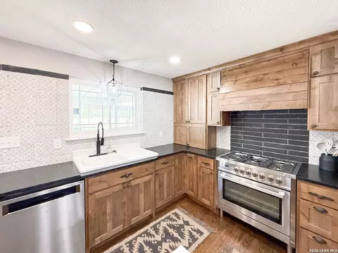 Kitchen - 901 Zig Zag Ave, Devine, TX 78016 photo 4 of 5
