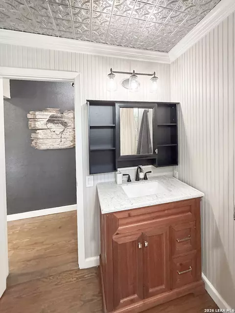 Bath - 901 Zig Zag Ave, Devine, TX 78016 photo 2 of 8