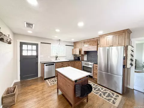 Kitchen - 901 Zig Zag Ave, Devine, TX 78016 photo 2 of 5