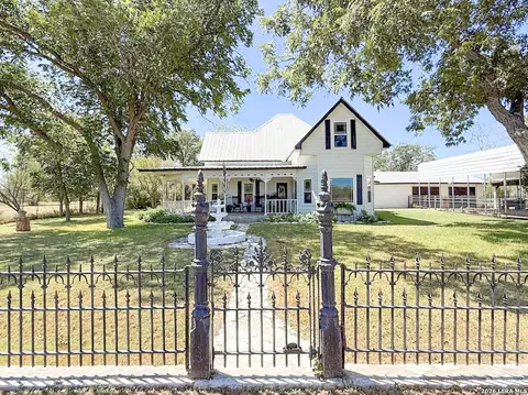 Exterior - 901 Zig Zag Ave, Devine, TX 78016 photo 2 of 21