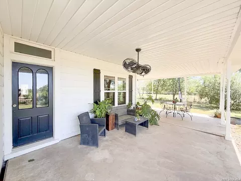 Exterior - 901 Zig Zag Ave, Devine, TX 78016 photo 6 of 21