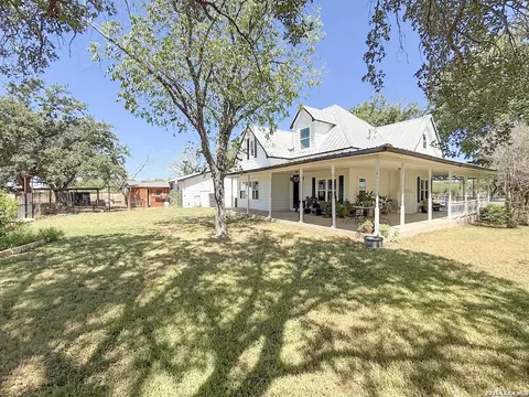 Exterior - 901 Zig Zag Ave, Devine, TX 78016 photo 11 of 21