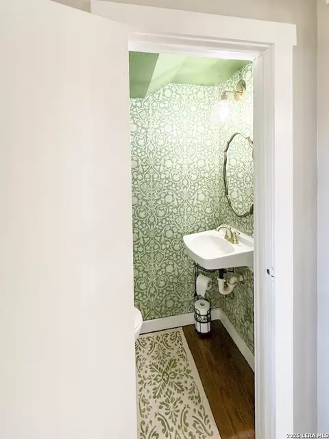 Bath - 901 Zig Zag Ave, Devine, TX 78016 photo 7 of 8