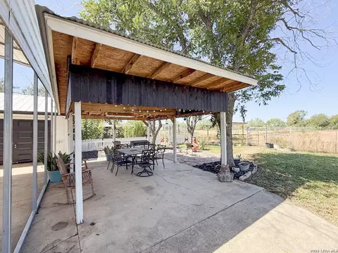 Exterior - 901 Zig Zag Ave, Devine, TX 78016 photo 13 of 21