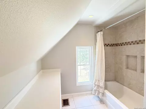 Bath - 901 Zig Zag Ave, Devine, TX 78016 photo 5 of 8