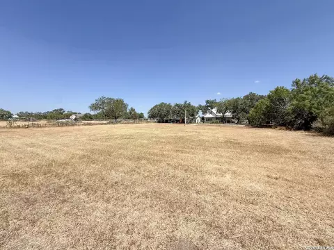 Exterior - 901 Zig Zag Ave, Devine, TX 78016 photo 17 of 21