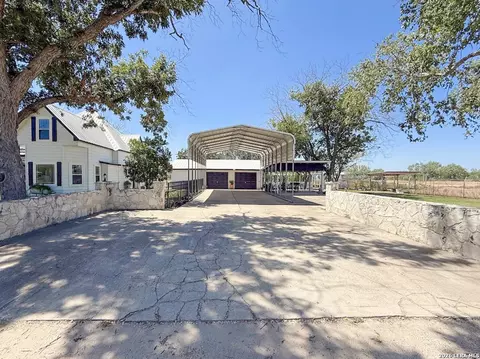 Exterior - 901 Zig Zag Ave, Devine, TX 78016 photo 16 of 21