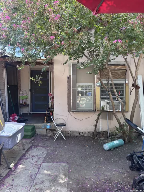2210 S Trinity St, San Antonio, TX 78207