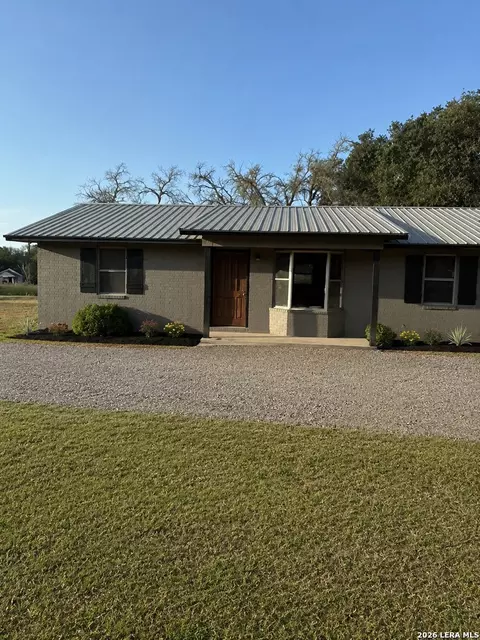 1012 E San Marcos St, Pearsall, TX 78061