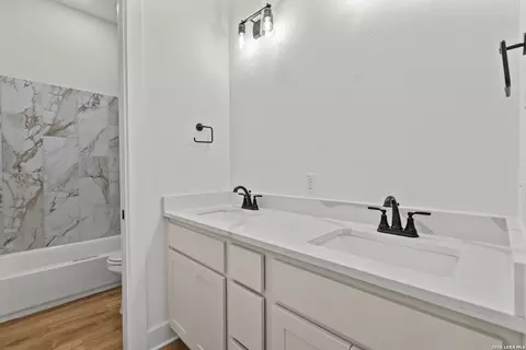 Bath - 3515 County Road 676, Devine, TX 78016 photo 4 of 4