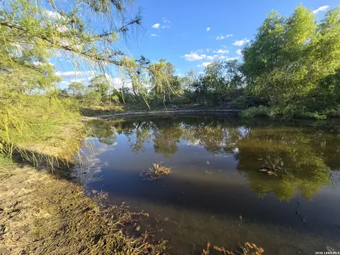 7 South Trl, Pleasanton, TX 78064