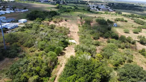 119 Alfredo Ln, Floresville, TX 78114