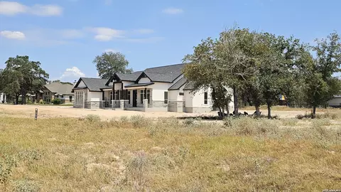 100 Pioneer Trl, Adkins, TX 78101