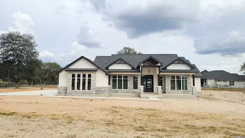 100 Pioneer Trl, Adkins, TX 78101