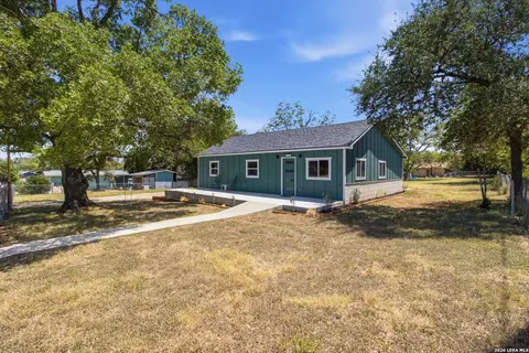 1506 Sycamore St, Bandera, TX 78003